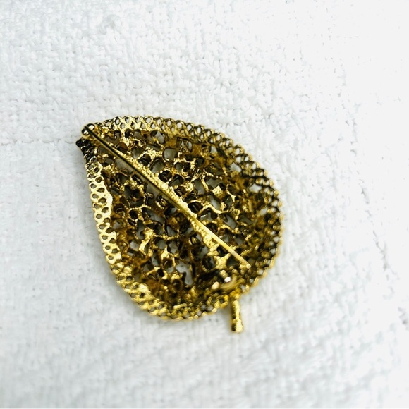 Vintage Leaf Brooch Green Emerald Glass Rhinestone Leaves Pin Goldtone Filigree - Picture 5 of 12